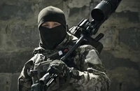 Một tay súng bắn tỉa của quân đội Ukraine gần TP Bakhmut (tỉnh Donetsk, Ukraine) ngày 2-5. Ảnh: AP