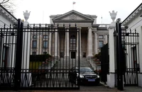 Tòa nhà đại sứ quán Nga ở thủ đô Warsaw (Ba Lan). Ảnh: REUTERS