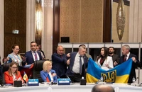Các thành viên của phái đoàn Ukraine kéo cờ Ukraine bên cạnh bà Olga Timofeyeva - quyền trưởng phái đoàn Nga để làm gián đoạn bài phát biểu của bà trong cuộc họp của Hội đồng Nghị viện về Hợp tác Kinh tế Biển Đen (PABSEC) ở thủ đô Ankara (Thổ Nhĩ Kỳ) ngày 4-5. Ảnh: REUTERS