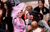 Katy Perry chụp ảnh với các khách mời trong Lễ đăng cơ của Vua Charles III tại London (Anh). Ảnh: REUTERS