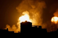 Khói bốc lên bầu trời dải Gaza hôm 9-5 sau các cuộc không kích của quân đội Israel. Ảnh: CNN
