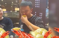 Xôn xao video nhóm 7 khách Trung Quốc ăn buffet hơn 300 con cua, 50 hộp sầu riêng