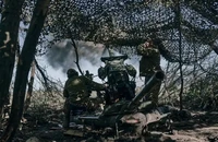 Binh sĩ Ukraine bắn đại bác gần TP Bakhmut (tỉnh Donetsk, miền đông Ukraine) hồi tuần trước. Ảnh: AP