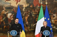Tổng thống Ukraine Volodymyr Zelensky (trái) và Thủ tướng Ý Giorgia Meloni tổ chức họp báo chung tại thủ đô Rome (Ý) ngày 13-5. Ảnh: AFP