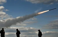 Quân đội Ukraine khai hỏa một hệ thống phóng tên lửa đa năng Partyzan ở tỉnh Zaporizhia (Ukraine). Ảnh: REUTERS