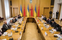 Ngoại trưởng Ukraine Dmytro Kuleba (ở giữa bên trái) và Đặc phái viên Trung Quốc Lý Huy (ở giữa bên phải) trong cuộc hội đàm tại thủ đô Kiev (Ukraine) ngày 17-5. Ảnh: BỘ NGOẠI GIAO UKRAINE