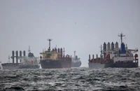 Tàu thuyền chờ kiểm tra theo Thỏa thuận ​​Ngũ cốc Biển Đen tại eo biển Bosphorus (Thổ Nhĩ Kỳ) ngày 11-12-2022. Ảnh: REUTERS