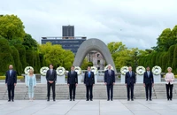 Các nhà lãnh đạo G7 và Liên minh châu Âu (EU) chụp ảnh chung tại Công viên Tưởng niệm Hòa bình Hiroshima ở TP Hiroshima (Nhật) ngày 19-5. Ảnh: JAPAN TODAY