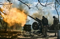 Binh sĩ Ukraine bắn đại bác gần TP Bakhmut (tỉnh Donetsk, vùng Donbass, miền đông Ukraine). Ảnh: AP