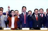 Lãnh đạo đảng Tiến bước - ông Pita Limjaroenrat và các quan chức các đảng đối lập gặp nhau tại thủ đô Bangkok (Thái Lan) ngày 18-5. Ảnh: REUTERS