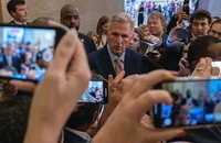 Chủ tịch Hạ viện Mỹ McCarthy trả lời phóng viên tại Tòa nhà Quốc hội Mỹ (thủ đô Washington D.C) ngày 23-5. Ảnh: AFP