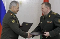 Bộ trưởng Quốc phòng Nga Sergei Shoigu (trái) và Bộ trưởng Quốc phòng Belarus Viktor Khrenin trong cuộc gặp ở thủ đô Minsk (Belarus) ngày 25-5. Ảnh: AP