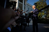 Tổng thống Mỹ Joe Biden nói chuyện với các phóng viên tại Nhà Trắng (thủ đô Washington D.C) ngày 26-5. Ảnh: GETTY IMAGES