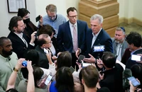 Chủ tịch Hạ viện Mỹ Kevin McCarthy trả lời truyền thông tại trụ sở quốc hội Mỹ (thủ đô Washington D.C). ẢNH: AP