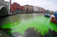 VIDEO: Nước kênh ở Venice đổi màu xanh huỳnh quang, cảnh sát vào cuộc