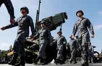 Các binh sĩ Lực lượng Phòng vệ Nhật đi ngang qua một đơn vị tên lửa Tên lửa Patriot PAC-3 ở thủ đô Tokyo (Nhật). Ảnh: REUTERS