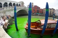 Đã làm rõ tại sao nước kênh ở Venice chuyển màu xanh huỳnh quang