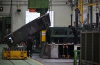 Các kỹ sư của công ty Hanwha Aerospace đang làm việc trên một bộ phận của lựu pháo tự hành K-9 tại nhà máy ở TP Changwon (HQ) ngày 16-3. Ảnh: REUTERS