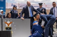 VIDEO: Ông Biden gặp 'sự cố nhẹ' trên sân khấu lễ tốt nghiệp Học viện Không quân Mỹ 