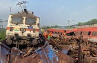 Các toa tàu bị hư hại tại hiện trường vụ tai nạn 3 đoàn tàu ​​tông nhau gần ở bang Odisha (Ấn Độ) ngày 3-6. Ảnh: AFP 
