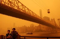 Khói bao phủ bầu trời quận Manhattan (TP New York, Mỹ) ngày 7-6. Ảnh: REUTERS