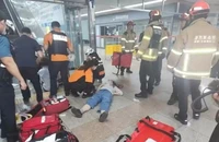 Hiện trường vụ tai nạn tại ga Sunae (quận Bundang, TP Seongnam, Hàn Quốc) hôm 8-6. Ảnh: YONHAP NEWS
