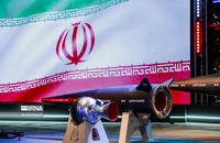 Tên lửa Fattah tại lễ ra mắt ngày 6-6 ở thủ đô Tehran (Iran). Ảnh: IRNA