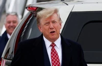 Cựu Tổng thống Mỹ Donald Trump tại Sân bay Quốc tế Aberdeen (Scotland) ngày 1-5. Ảnh: REUTERS