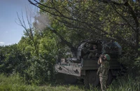 Binh sĩ Ukraine nhắm vào mục tiêu trên không của Nga trên tiền tuyến gần TP Bakhmut (tỉnh Donetsk, Ukraine) vào ngày 5- 6. Ảnh: AP