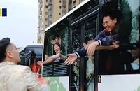 VIDEO: Trên đường rước dâu, chú rể Trung Quốc lì xì cho sĩ tử 