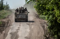 Binh sĩ Ukraine gần chiến trường Bakhmut (tỉnh Donetsk, miền đông Ukraine) ngày 9-6. Ảnh: REUTERS