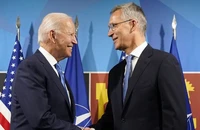 Tổng thư ký NATO Jens Stoltenberg (phải) gặp Tổng thống Mỹ Joe Biden tại hội nghị thượng đỉnh NATO ở thủ đô Madrid (Tây Ban Nha) vào ngày 29-6-2022. Ảnh: AP