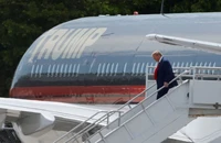 Cựu Tổng thống Mỹ Donald Trump đến Sân bay Quốc tế Miami (bang Florida) ngày 12-6 để chuẩn bị cho phiên tòa về các cáo buộc tài liệu mật. Ảnh: REUTERS
