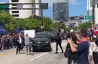 VIDEO: Người biểu tình chặn đầu đoàn xe của ông Trump 