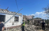 Cảnh sát kiểm tra tại khu vực dân cư bị trúng tên lửa ở thủ đô Kiev (Ukraine) ngày 16-6. Ảnh: REUTERS