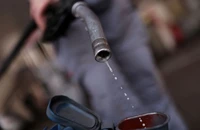Nhân viên đang bơm xăng cho khách hàng tại một trạm xăng ở Barcelona (Tây Ban Nha). Ảnh: REUTERS