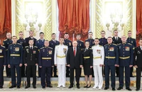 Tổng thống Nga Vladimir Putin và học viên học viện quân sự Nga tại Điện Kremlin (thủ đô Moscow, Nga) ngày 21-6. Ảnh: ĐIỆN KREMLIN