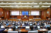 Các thành viên quốc hội Campuchia giơ tay biểu quyết thông qua dự thảo luật bầu cử. Ảnh: AFP