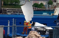 Nhân viên vận chuyển các mảnh vỡ của tàu ngầm Titan vào bờ tại cảng St. John (tỉnh Newfoundland, Canada) ngày 28-6. Ảnh: CNN
