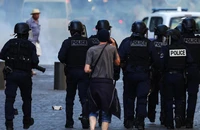 Cảnh sát giải tán những người biểu tình ở TP Marseille (Pháp) ngày 1-7. Ảnh: AFP
