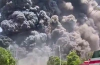 VIDEO: Nhà máy hóa chất phát nổ rồi cháy kinh hoàng