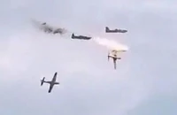VIDEO: 2 máy bay quân sự va nhau trên không, 1 chiếc bốc cháy rồi rơi
