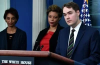 Phát ngôn viên Nhà Trắng Andrew Bates (phải). Ảnh: AFP