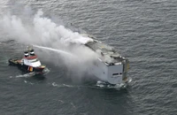 Khói bốc lên từ tàu chở hàng Fremantle Highway ngoài khơi bờ biển Hà Lan ngày 26-7. Ảnh: AP