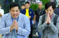 Hai con trai vua Thái Lan về lại Mỹ sau lần về nước bất ngờ 