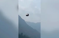 8 người lơ lửng trên cao 275 m vì đang ngồi cáp treo đi học thì cáp đứt dây