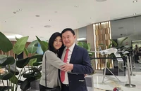 VIDEO: Bà Yingluck tiễn ông Thaksin lên máy bay về Thái Lan
