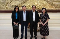 Ông Hun Sen chúc mừng ông Thaksin được giảm án