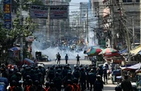 Bangladesh: Công nhân may biểu tình đòi tăng lương gấp 3, hàng trăm nhà máy đóng cửa