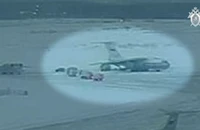 VIDEO: Tù binh Ukraine lên máy bay Nga trước khi nó bị rơi